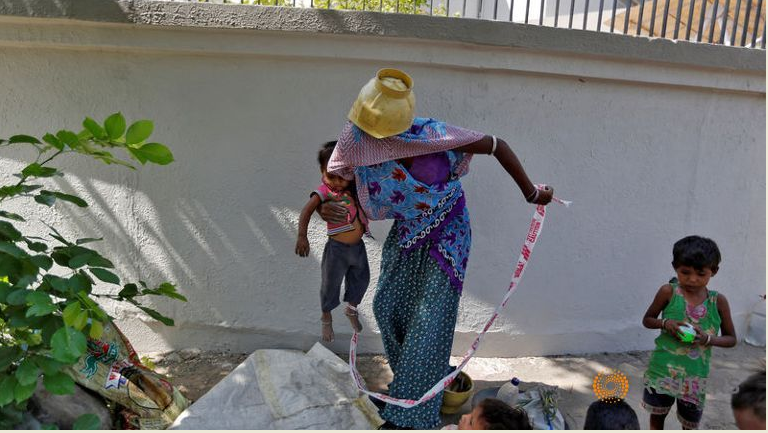 印度父母为生计奔波 15月女童被绑胶带石块烈日下暴晒