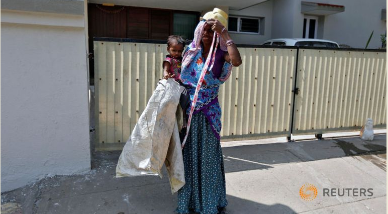 印度父母为生计奔波 15月女童被绑胶带石块烈日下暴晒