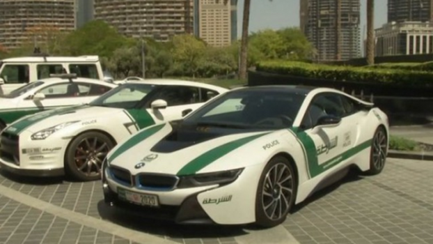 迪拜豪华超跑警车变身旅游景点引游客驻足拍照