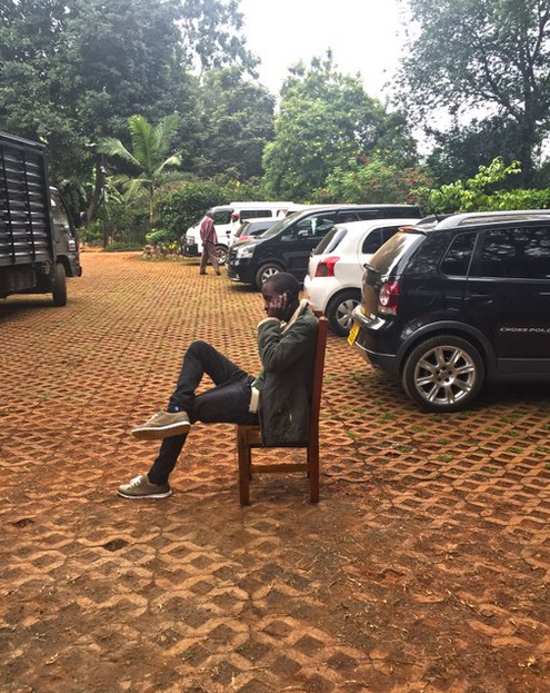 乌干达总统路边打了个电话 瞬间变“网红”