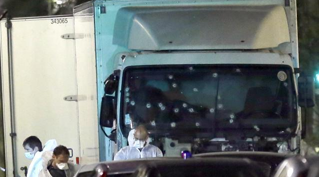 法国尼斯恐怖袭击涉事卡车车窗布满弹孔