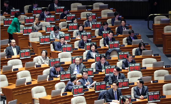 快讯：韩国国会通过总统朴槿惠弹劾案