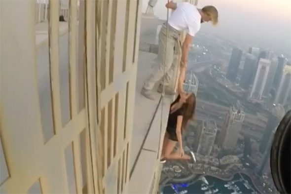 俄模特迪拜高楼悬空拍照被网友批“花样作死”