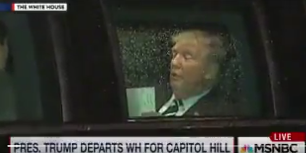 特朗普国会发表演讲前车内忙排练遭媒体抓拍