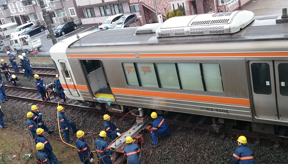 日本爱知县一火车与汽车相撞 致1人死亡(组图)