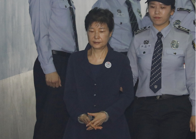 首次公开受审 韩国前总统朴槿惠戴手铐穿便装出庭
