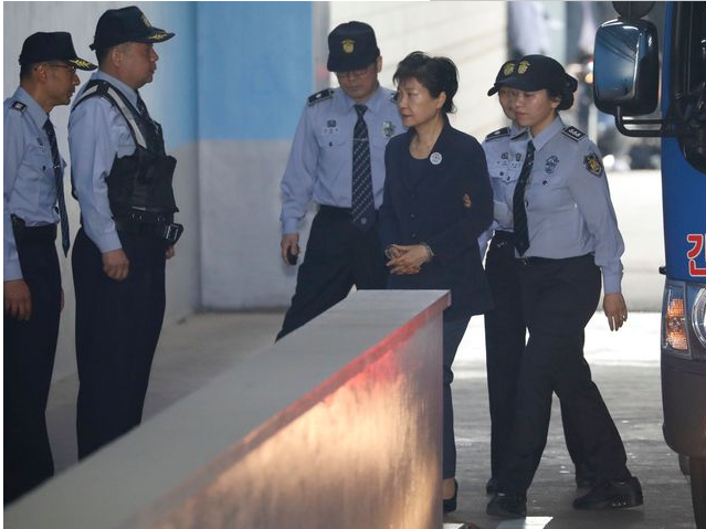 首次公开受审 韩国前总统朴槿惠戴手铐穿便装出庭