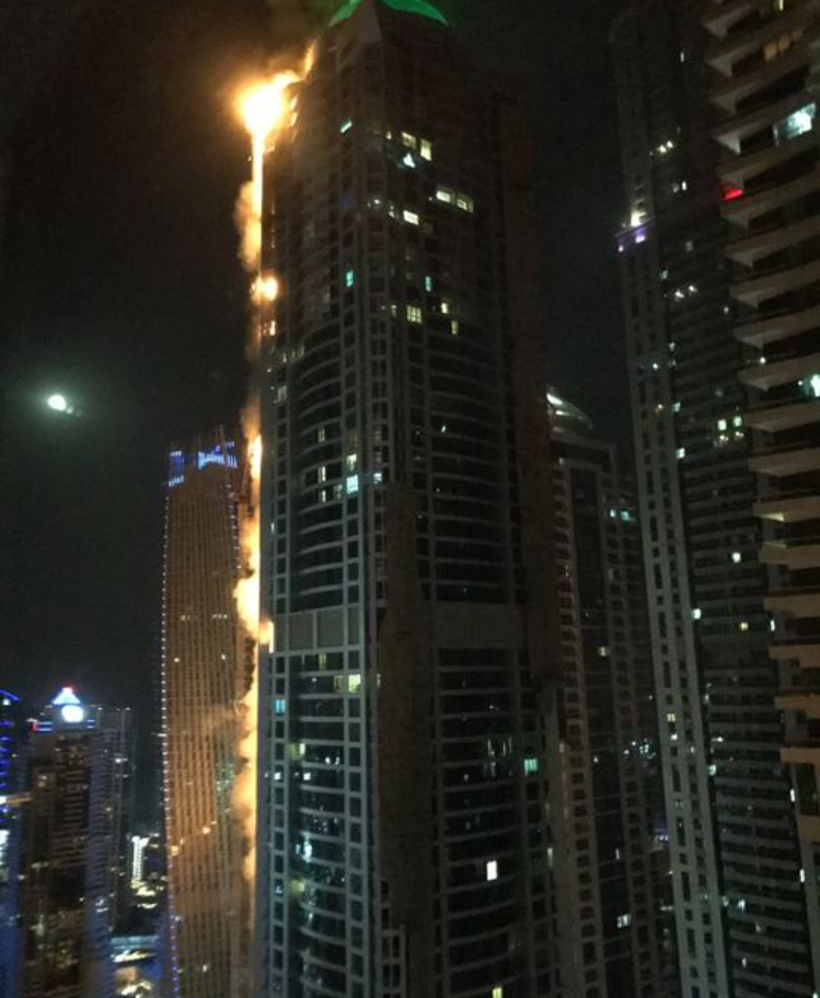 迪拜86层火炬大厦再起火 系世界最高居民楼之一