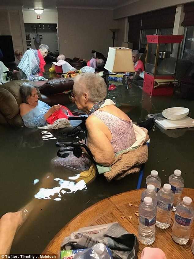 飓风致美国养老院水深过腰 老人们苦等数小时终被直升机救出