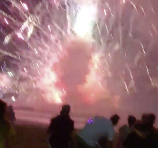 澳大利亚新年烟火“意外乱喷” 数千人海滩逃生