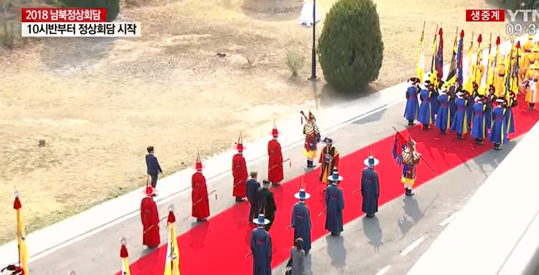 组图：两人握手了！金正恩首次踏入韩领土与文在寅会面
