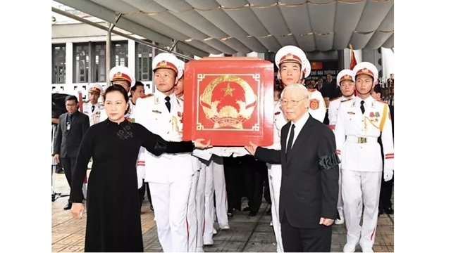 陈大光安葬仪式在家乡进行 民众雨中泣别