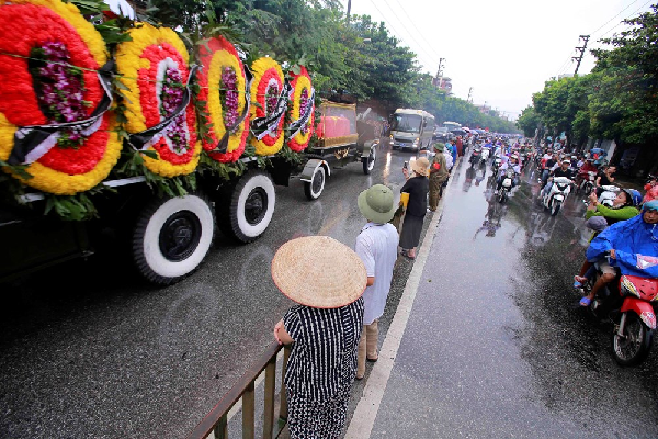 陈大光安葬仪式在家乡进行 民众雨中泣别