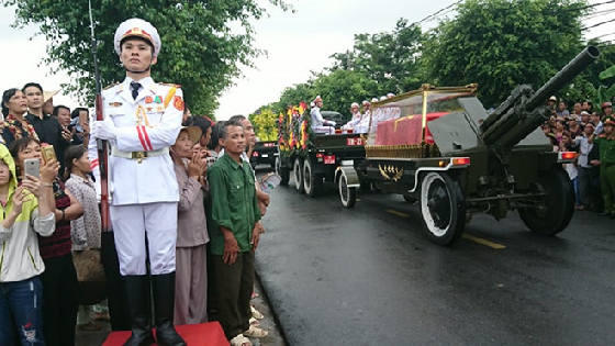 陈大光安葬仪式在家乡进行 民众雨中泣别