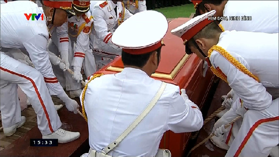 陈大光安葬仪式在家乡进行 民众雨中泣别