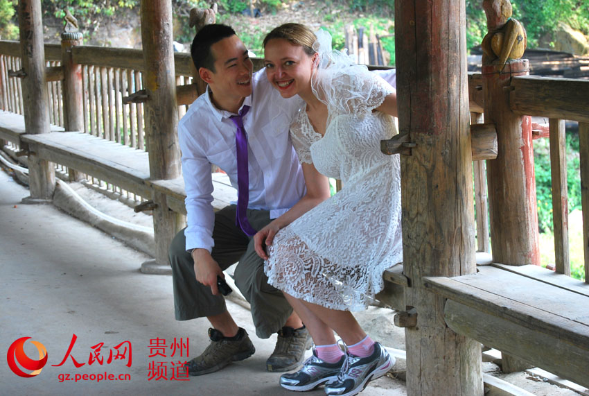 加拿大情侣贵州侗寨自拍婚纱照