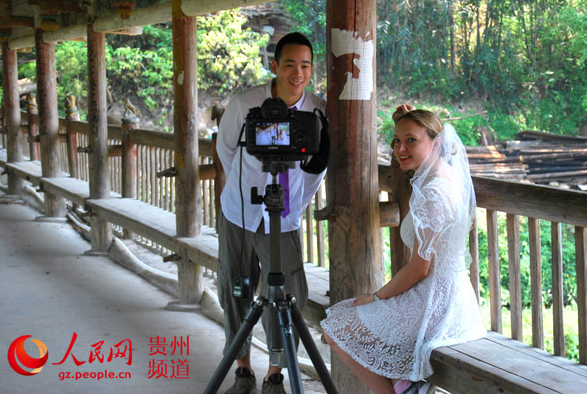加拿大情侣贵州侗寨自拍婚纱照