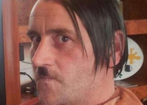 德国一组织领袖扮希特勒拍照引争议 宣布辞职谢罪