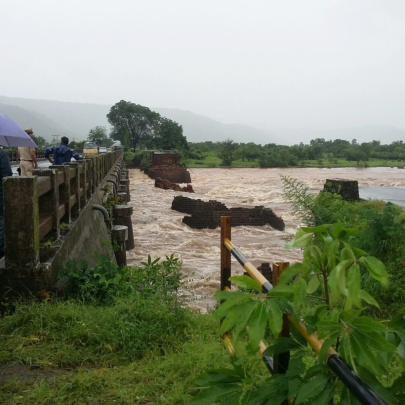 印度一高速路桥梁坍塌 至少22人失踪落水