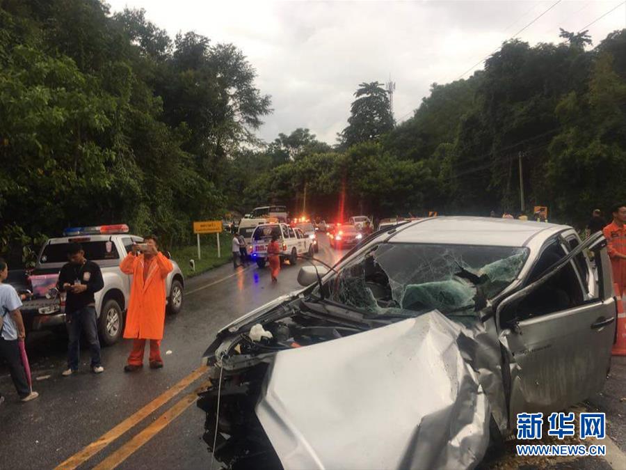 泰国大巴撞上皮卡 11名中国游客受伤