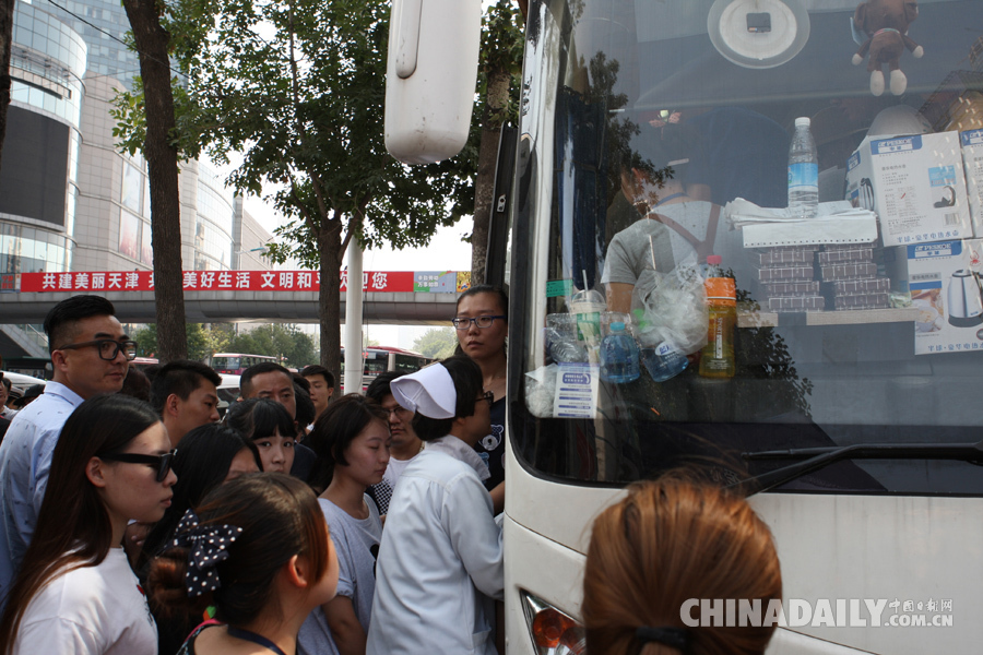 天津南京路：民众自发排队献血