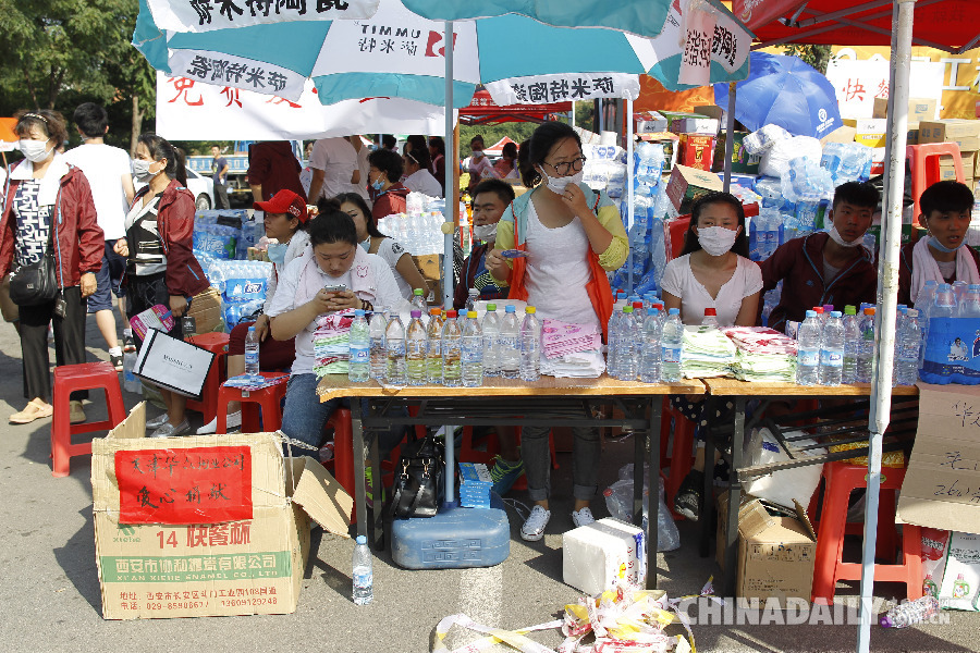 天津爆炸事故 志愿者在泰达医院发放食品 