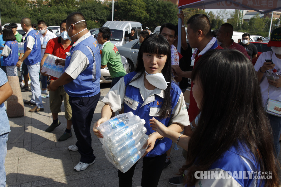 天津爆炸事故 志愿者在泰达医院发放食品 