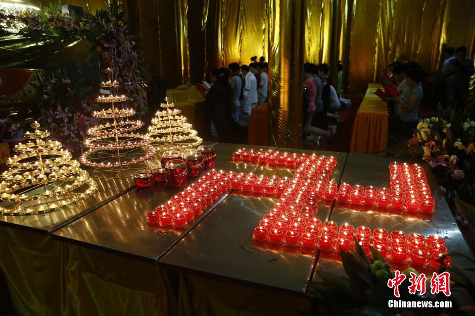 天津民众为爆炸事故遇难者祈福