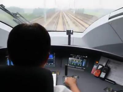 不可思议！博茨瓦纳总统体验中国高铁直呼“速度太快了”