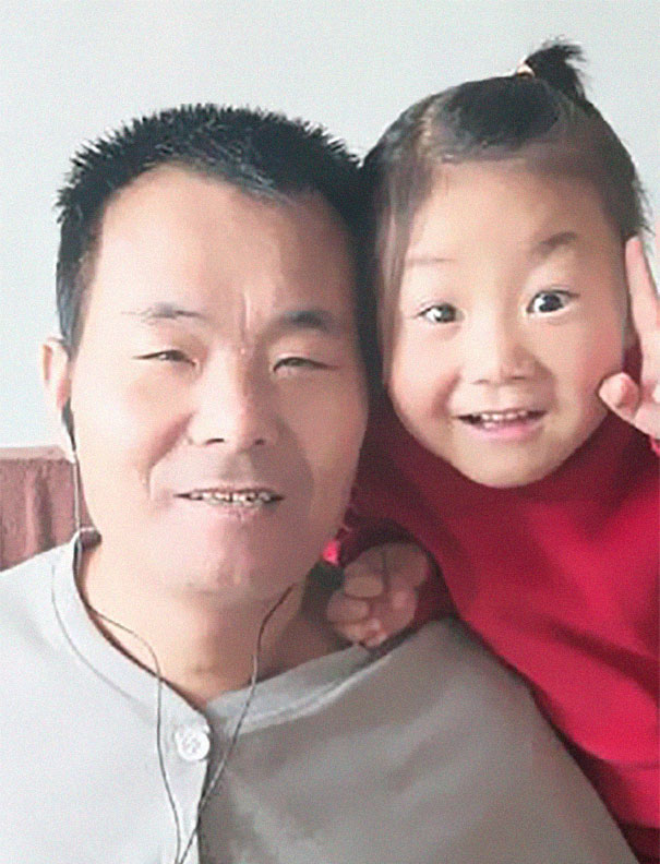 6岁女儿为瘫痪父亲撑起一片天 外国网友：她真勇敢