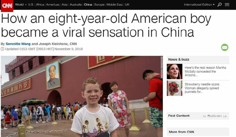 【中国那些事儿】表情包界扛把子！美媒：美国小学生“假笑男孩”的中国网红路