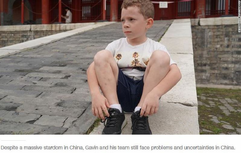 【中国那些事儿】表情包界扛把子！美媒：美国小学生“假笑男孩”的中国网红路
