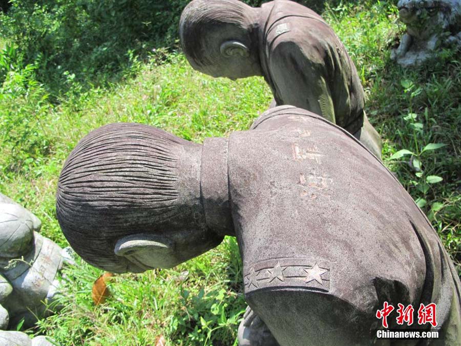 海南文昌人立日本侵略军将领石像跪地谢罪(高清组图)