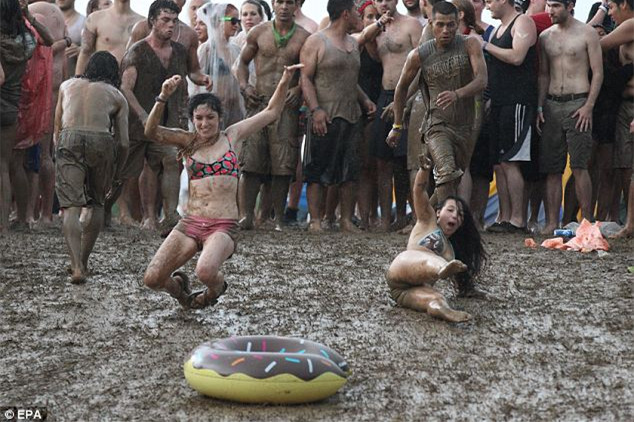 美国纽约音乐节因暴雨中止 民众兴致不减泥地狂欢