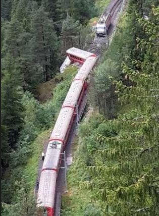 瑞士火车遇山崩脱轨 数节车厢滚下山崖