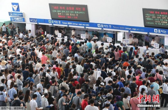 韩国中秋车票预售 民众排长队人山人海(组图)