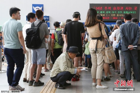 韩国中秋车票预售 民众排长队人山人海(组图)