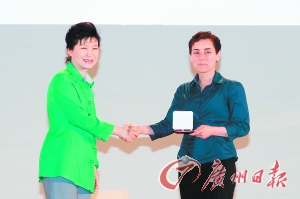 女数学家首获“数学界诺奖” 系全球首名女获奖者（图）