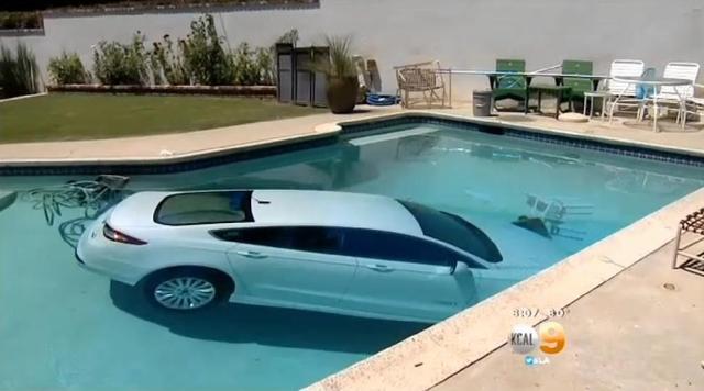 美国85岁老人将汽车开进游泳池 毫发未伤(图)