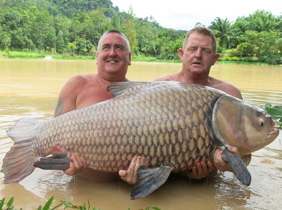 男子仅用面包片钓上68公斤巨型鲤鱼 合照后放生