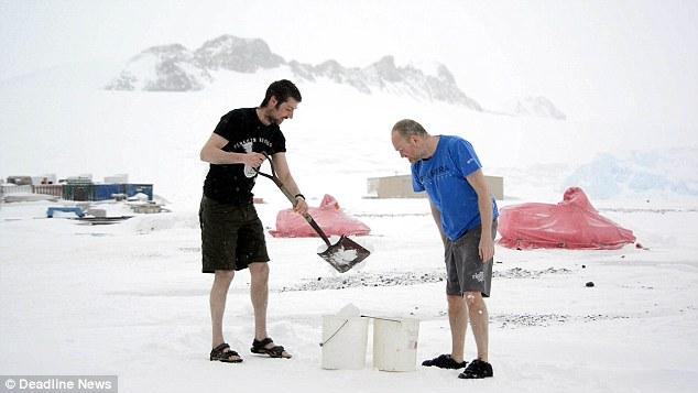 男子在南极玩“冰桶挑战” 零下20度朝自己淋冰水