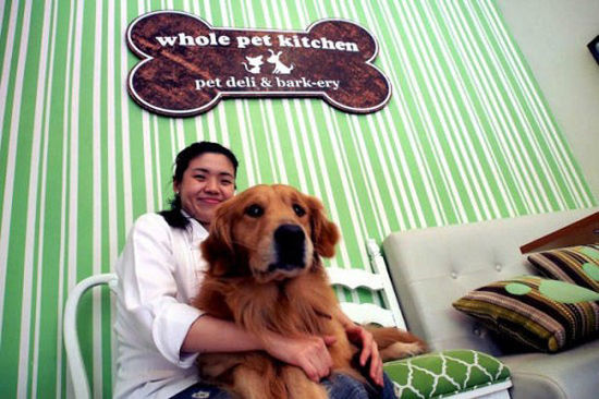 菲律宾咖啡馆为狗设菜单 鼓励人狗同桌进餐(图)