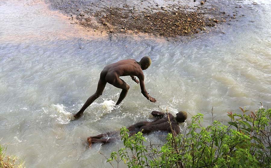 肯尼亚男孩割礼：仪式前跳入冰冷河水麻醉（组图）