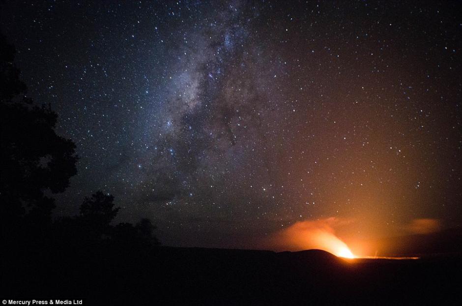 摄影师冒死拍摄夏威夷火山喷发壮景(组图)