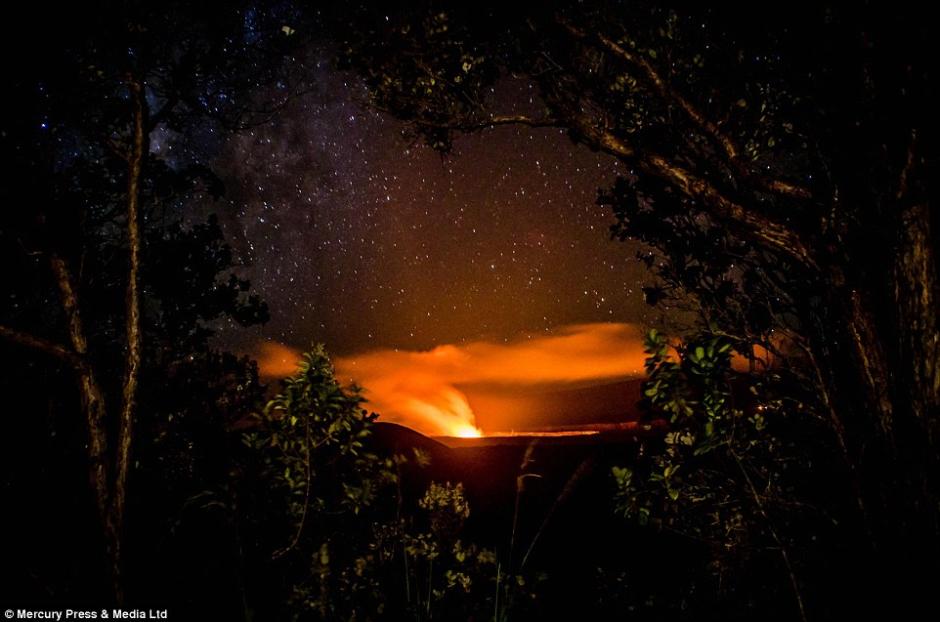 摄影师冒死拍摄夏威夷火山喷发壮景(组图)