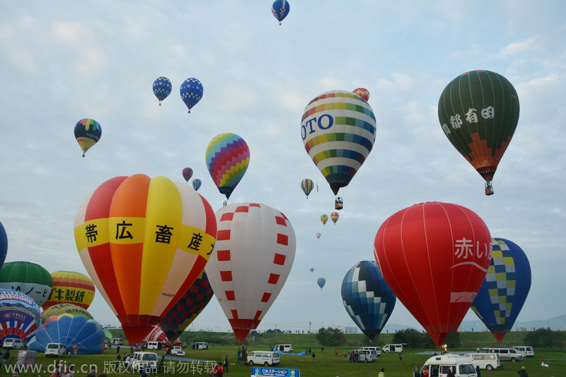 日本举办国际热气球节 天空被装点得五彩斑斓
