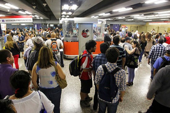 智利首都地铁因电路故障停运 路上堵车公交挤爆