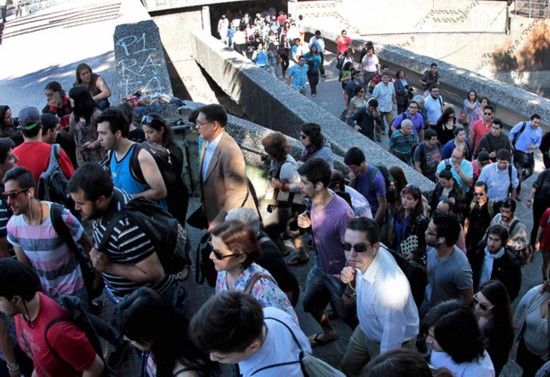 智利首都地铁因电路故障停运 路上堵车公交挤爆