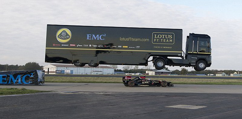 16吨重卡车飞越F1赛车 刷新世界纪录