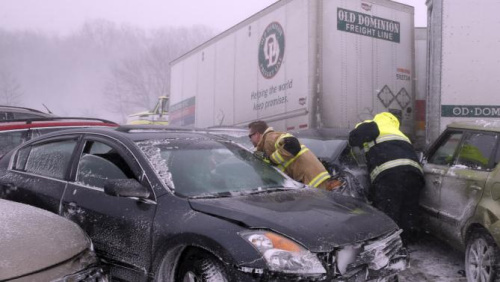 暴风雪致美俄亥俄公路成“溜冰场” 30辆车连环撞